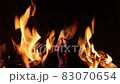 焚き火の炎（キャンプ場で薪が燃える）（音声付き） 83070654