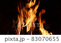 焚き火の炎（キャンプ場で薪が燃える）（音声付き） 83070655