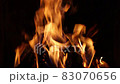 焚き火の炎（キャンプ場で薪が燃える）（音声付き） 83070656