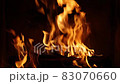 焚き火の炎（キャンプ場で薪が燃える）（音声付き） 83070660