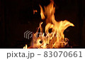 焚き火の炎（キャンプ場で薪が燃える）（音声付き） 83070661