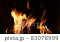 焚き火の炎（キャンプ場で薪が燃える）（音声付き） 83078999
