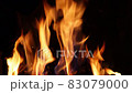 焚き火の炎（キャンプ場で薪が燃える）（音声付き） 83079000