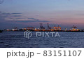 大阪港_ガントリークレーンと夕景_船舶 83151107