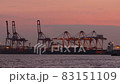 大阪港_ガントリークレーンと夕景 83151109