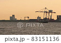 大阪港_ガントリークレーンと夕景 83151136