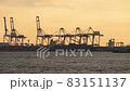 大阪港_ガントリークレーンと夕景 83151137