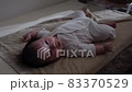 寝ない3ヶ月の赤ちゃん 83370529