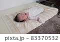 3ヶ月の赤ちゃんのあくび 83370532