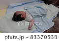目覚めた3ヶ月の赤ちゃん 83370533