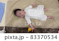 激しくおもちゃを振る2ヶ月の赤ちゃん 83370534