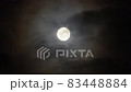 流れる雲と光り輝く満月 83448884