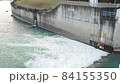 二風谷ダムで水が流れる様子 84155350