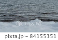 雪越しに見える支笏湖(しこつこ)の波打ち際 84155351