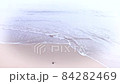 ハイキーなイメージの砂浜 84282469