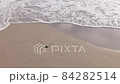 ワンポイントの小石がかわいい波が打ち寄せる砂浜イメージ 84282514