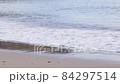 穏やかな波が打ち寄せる砂浜 84297514