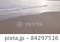 夕暮れの太陽の光がキラキラと美しい砂浜 84297516
