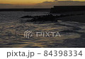 夕暮れの波打ち際 84398334