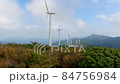 在風力發電排隊的山上 84756984