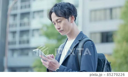 シリーズ動画_メールチェックする男性の動画素材