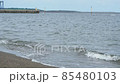 砂浜の静かな波と堤防の風景 85480103