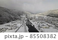 雪雲が見える冬の岐阜県郡上市 雪の積もる長良川（後進撮影 北向きで南へ） 85508382