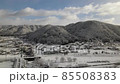 青空の見える冬の岐阜県郡上市 雪の積もる長良川（ラダー撮影 東から北へ） 85508383