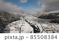 青空の見える冬の岐阜県郡上市 雪の積もる長良川（前進撮影 北へ前進） 85508384