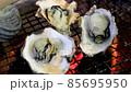 広島県産の牡蠣を炭火で焼く 85695950