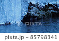 河岸の氷柱から水が滴る冬景色 85798341