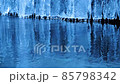 水面に接する氷柱と緩やかな川の流れ 85798342