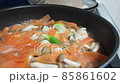 調理中の手元　炒め物 85861602
