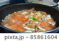 調理中の手元　炒め物 85861604