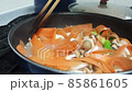 調理中の手元　炒め物 85861605