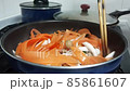 調理中の手元　炒め物 85861607
