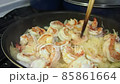 調理中の手元　海老の炒め物 85861664