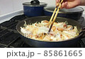 調理中の手元　海老の炒め物 85861665