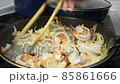 調理中の手元　海老の炒め物 85861666