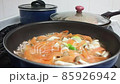 調理中の手元　鍋 85926942