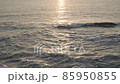 朝日の波打ち際 85950855