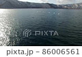 【空撮】湖上を飛行する白鳥 86006561