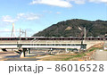 青空の下、山の前を通過する二両の電車 青空の下、山の前を通過する二両の電車 86016528
