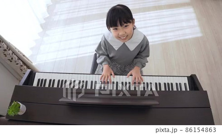 ピアノの練習をする小学生の女の子の動画素材 [86154863]