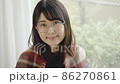 60p　眼鏡をかけた笑顔のミドル女性の動画素材