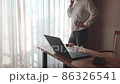 テレワーク中にタバコで一服している男性 86326541