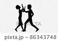 女性を刺し殺す男性のシルエット 86343748