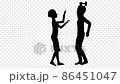 ハンマーで女性を殴り殺す男性のシルエット 86451047