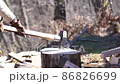 手斧で薪割り作業 86826699