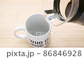 Where to pour coffee into a mug 86846928